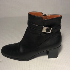 Predictions Black Leather Side Zip Ankle Boots EUC Size 7 1/2